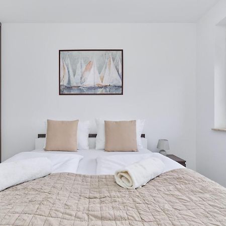 Spacious Apartment Suitable For Remote Work With Balcony & Parking By Noclegi Renters Breslavia Esterno foto