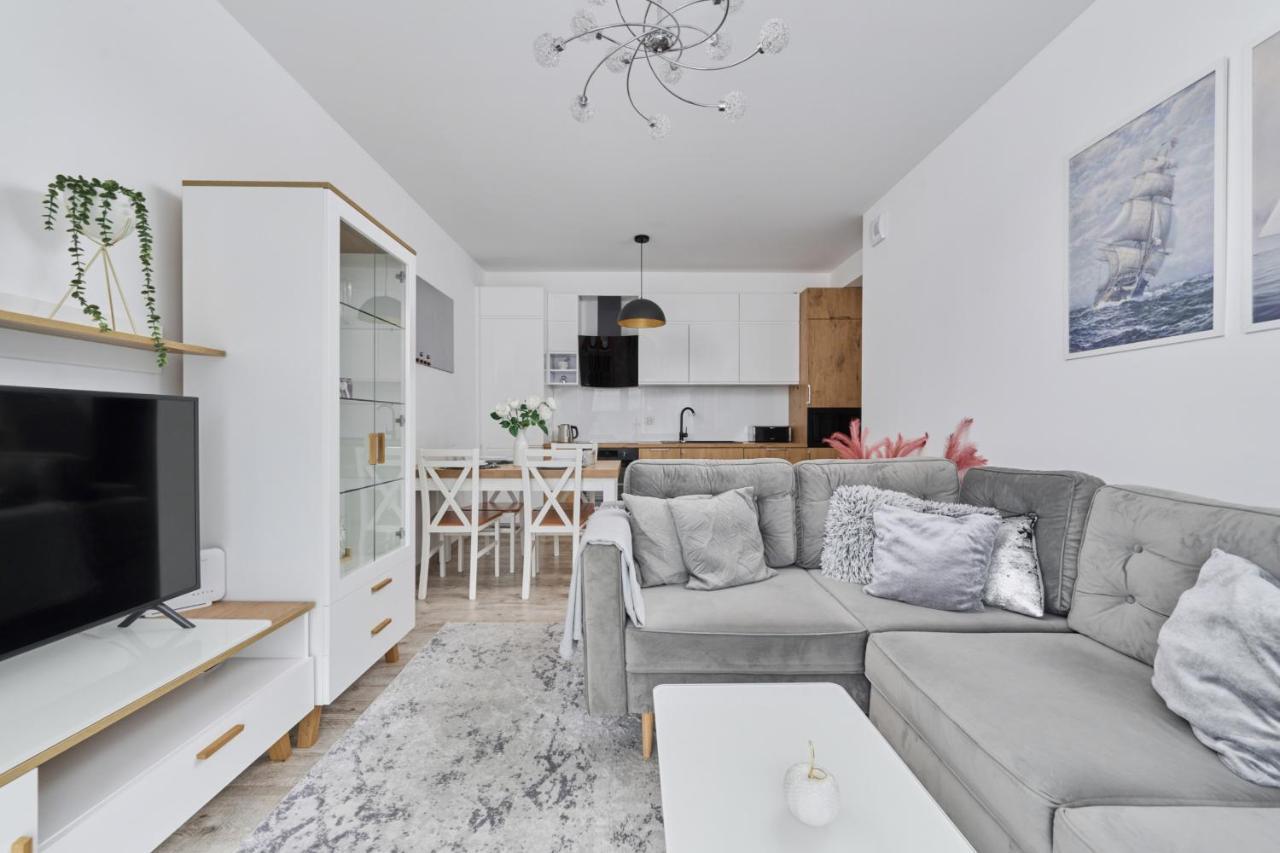 Spacious Apartment Suitable For Remote Work With Balcony & Parking By Noclegi Renters Breslavia Esterno foto