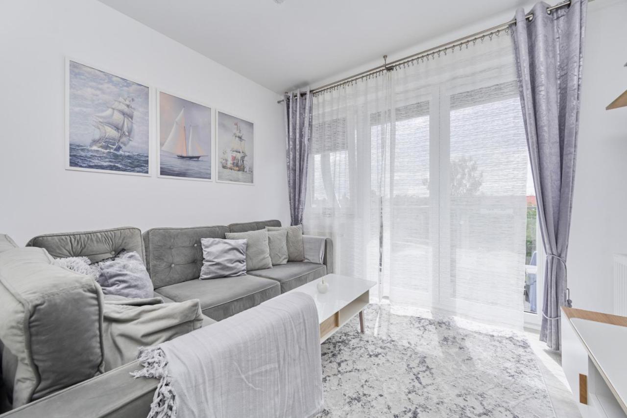 Spacious Apartment Suitable For Remote Work With Balcony & Parking By Noclegi Renters Breslavia Esterno foto