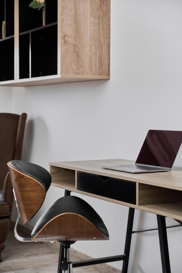 Spacious Apartment Suitable For Remote Work With Balcony & Parking By Noclegi Renters Breslavia Esterno foto