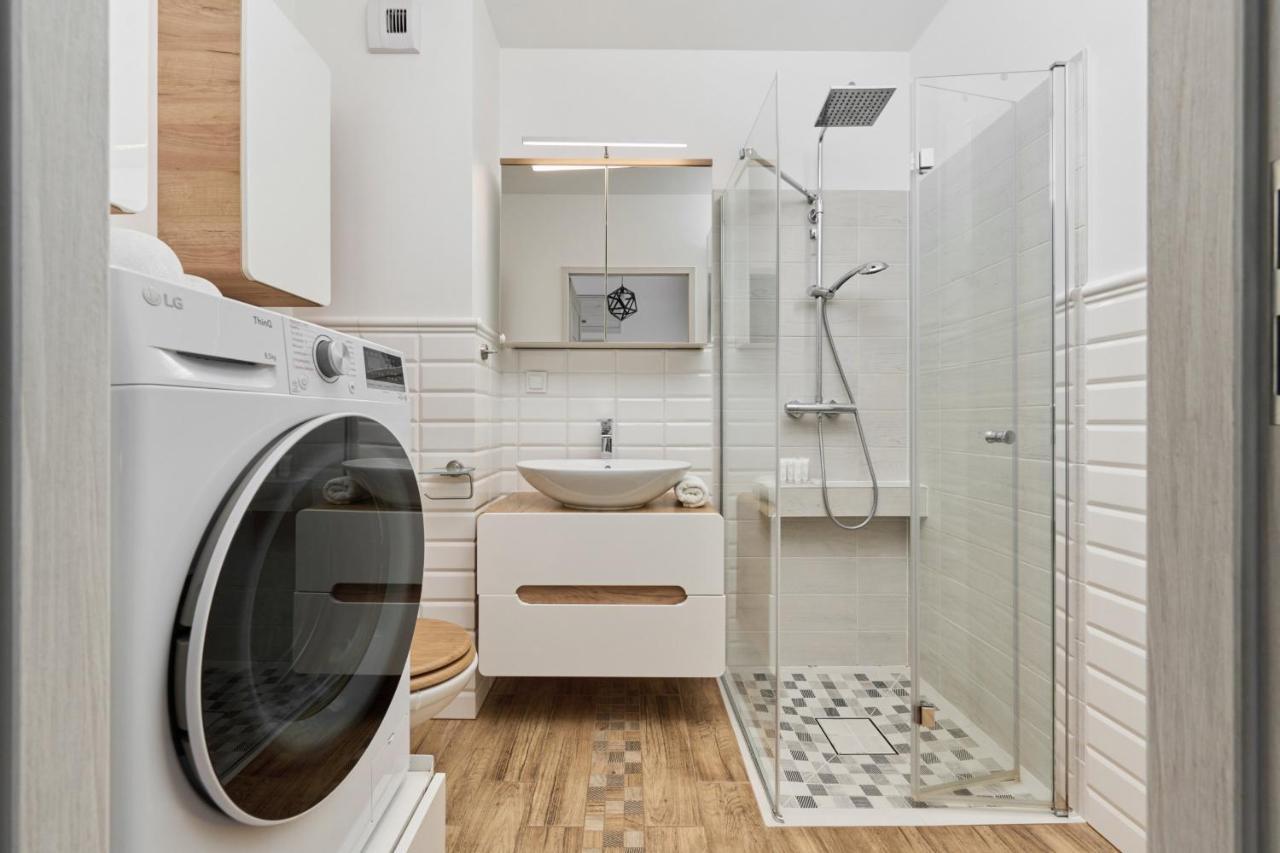 Spacious Apartment Suitable For Remote Work With Balcony & Parking By Noclegi Renters Breslavia Esterno foto
